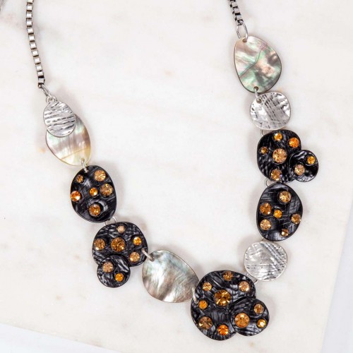 Collier BADIANE Topaz Black & Silver Plastron pavé Martelé Argent Noir et Beige Topaze Laiton argenté Cristal et Nacre naturelle