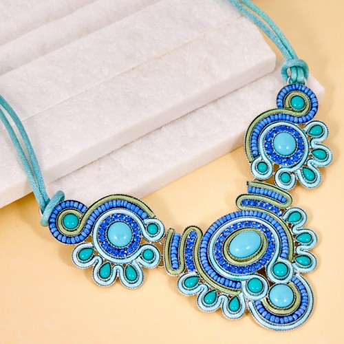 Collier REYOKINE Blue Silver Plastron pavé Baroque ou médiéval Argenté et Bleu Rhodium Cristal et Tissage